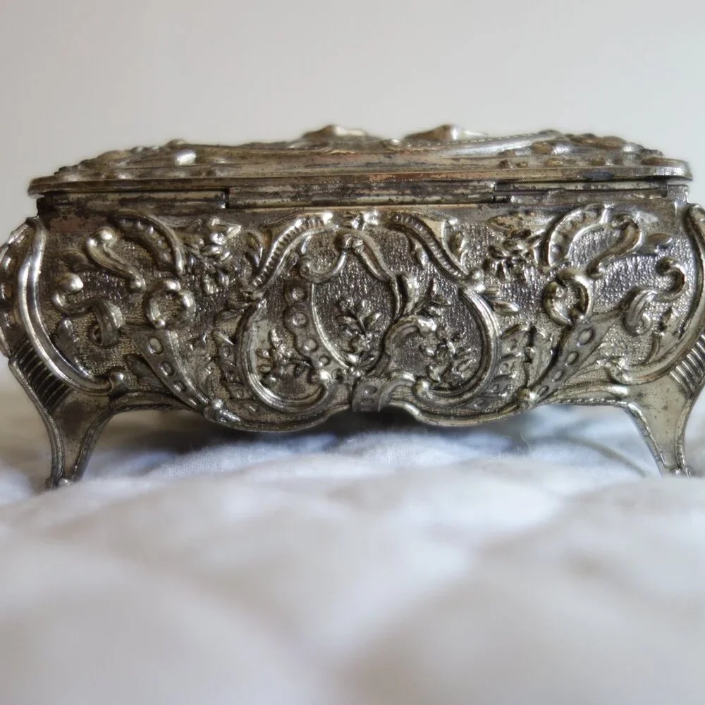 Vtg Silver Plated Man Woman Hunting Trinket Box w/ Red Velvet Lining – Japan